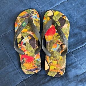 Havaianas Farm Rio Bird Jungle Flip Flop in Green Olive Size 6